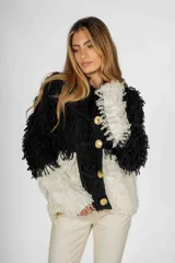 Saco negro con textura de lana, corte recto, con botones dorados y diseño con flecos.