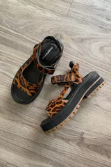 Sandalia con estampado animal print, capellada, forro y plantilla 100% cuero. Ajuste con velcro y taco de 4,5 cm.