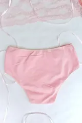 Bombacha de tiro alto confeccionada en encaje rosado con detalle de tiras cruzadas en la parte trasera.