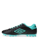 Championes de fútbol 11 Umbro modelo Touch AT, color negro con detalles en rojo vibrante. Presentan un diseño con cordones, costuras reforzadas en la puntera y suela con tapones para césped natural.