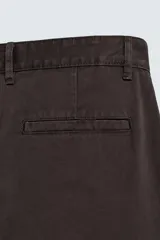 Pantalón cargo de corte recto confeccionado en tejido de sarga. Presenta bolsillos laterales tipo cargo con solapa en las perneras, bolsillos frontales y bolsillos traseros de vivo. Cierre frontal con cremallera y botón.