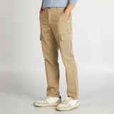 Pantalón cargo color beige de corte recto, con bolsillos laterales con fuelle y cierre de solapa.