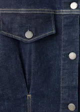 Chaqueta estilo tejano vaquero de algodón con elasticidad, color azul marino. Cuenta con cuello camisero, cierre frontal con botones, dos bolsillos de parche con solapa y botón en el pecho, mangas largas con puños abotonados y tira ajustable en la parte posterior.