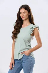 Remera de algodón color verde menta, sin mangas, con cuello redondo y doble volado de broderie en los hombros.