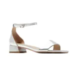 Sandalia de vestir Marco Donatti modelo Demi, color dorado, confeccionada en cuero con taco bloque bajo y tira ajustable al tobillo con hebilla metálica.
