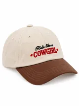 Gorro con visera de color beige claro y visera marrón, con bordado frontal que dice "Ride like a COWGIRL" en negro y rojo, acompañado de dos pequeñas estrellas rojas.