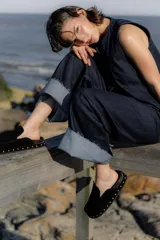 Zueco negro de cuero gamuza con plataforma forrada y tachas plateadas.