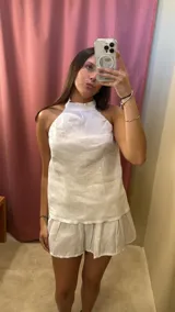 Top blanco de lino con cuello halter, elástico en los costados, espalda abierta y abotonado en el cuello.