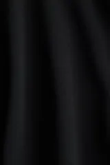 Top strapless de punto con escote recto y diseño ajustado en el torso, que finaliza en un peplum acampanado. Cuenta con una banda de silicona interna en el borde superior para mayor sujeción.