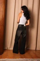 Pantalón de jean gris de corte recto con cintura alta y etiqueta blanca con logo en la parte trasera.