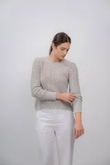 Sweater azul marino de punto calado, confeccionado en 100% baby alpaca, de manga larga y cuello redondo.