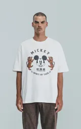 Remera de manga corta y cuello redondo con calce oversize. Presenta un estampado frontal con la cara de Mickey Mouse rodeada por dos tigres y texto alusivo.