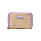 Billetera Extra Large modelo Joan, con cierre perimetral, confeccionada con detalles en símil cuero lila y cuerpo de textura trenzada en tonos naturales, con placa metálica con el logo de la marca en el frente.