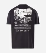 Remera de algodón color gris oscuro con cuello redondo y manga corta. Presenta un diseño gráfico en la espalda con la ilustración de un automóvil clásico, tipografía estilo vintage y detalles decorativos.