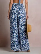 Pantalón palazzo de tiro alto con cintura elastizada, corte de pierna súper ancha y estampado abstracto en tonos azul y blanco.