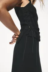 Bermuda de tiro alto de la colección Zara Woman, color negro, con bolsillos delanteros redondeados, pliegues frontales y cierre de cremallera y botón.