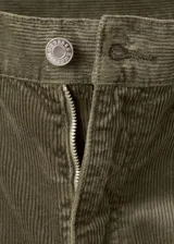 Jeans wide leg tiro alto de pana color verde militar, con diseño de cinco bolsillos, trabillas y cierre frontal con botón y cremallera.
