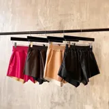 Short de cuero sintético con cintura elastizada y bolsillos laterales.