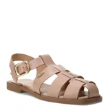 Sandalias franciscanas de cuero color beige, estilo romano, con tiras entrelazadas, suela baja y hebilla metálica dorada de ajuste en el lateral.