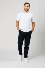Pantalon chino de gabardina en color azul oscuro, con bolsillos laterales y corte recto.