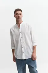 Camisa de hombre color gris con cuello mao, mangas largas y cierre abotonado. Confeccionada en algodón con look lino.