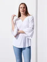 Blusa blanca con escote en V, mangas 3/4 amplias con detalle de crochet.