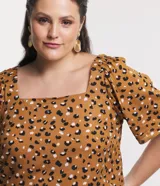 Blusa marrón con estampado de leopardo en blanco y negro, escote cuadrado, mangas cortas con elástico en los hombros y corte holgado.