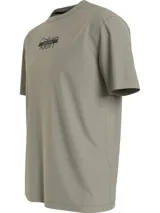 Remera de algodón color verde oliva, con cuello redondo y mangas cortas. Presenta un diseño gráfico central con el logotipo de Calvin Klein en negro, superponiendo el texto en dos líneas con una barra horizontal.