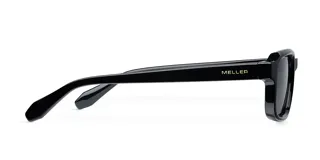 Lentes de sol con montura rectangular de diseño clásico y contemporáneo, con esquinas suavemente redondeadas. Presentan un acabado en color negro tanto en la montura como en los cristales.
