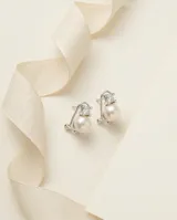 Caravanas de plata 925 con diseño de perla colgante y detalle de circonias brillantes en la parte superior.
