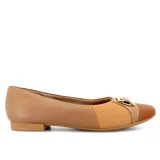 Zapato casual Usaflex Care Juanetes color cuero, con capellada de cuero combinada con material textil elastizado en los costados y detalle de hebilla dorada.