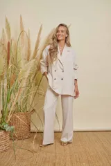 Blazer cruzado de líneas rectas, color beige, con doble botón y solapa clásica.