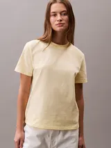 Remera Calvin Klein Jeans de manga corta y cuello redondo, color amarillo claro, con el logo de la marca estampado en el pecho en tono blanco.