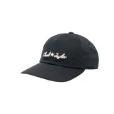 Gorra negra de algodón con visera curva y logo "Chuck Taylor" bordado en blanco en el frente.