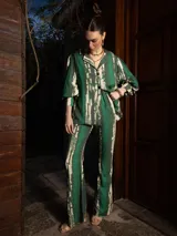 Blazer de edición limitada con estampado tie-dye en tonos azules y blancos, hombros sutilmente marcados y manga larga con puño ancho.