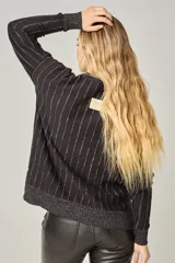 Sweater celeste de punto con escote en V y mangas largas.