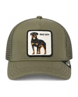 Gorra trucker Goorin Bros en color verde militar, con diseño de cinco paneles, visera curva y malla trasera. Cuenta con un parche frontal bordado que presenta la figura de un rottweiler y la inscripción "Bad Boy".