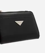 Billetera femenina Satinato tipo sobre, confeccionada en PU color negro con estructura firme, cierre con botón a presión, bolsillo externo con cierre metálico, compartimentos internos y placa metálica frontal con logo.