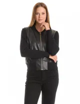 Campera tipo bomber combinada, con frente en cuero sintético y mangas y espalda tejidas. Presenta cuello a la base, cierre frontal y bolsillos laterales.