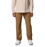 Pantalón Columbia modelo Roc Tech 5 Pant Omni-Shield, color marrón, de corte recto y tejido elástico con tecnología de repelencia al agua y a las manchas. Presenta trabillas para cinturón y bolsillos laterales.