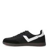 Championes urbanos Pony modelo Moma, de diseño retro inspirado en los años 70. Presentan una base de color negro con detalles en blanco en el lateral y suela de goma en tono marrón oscuro. Combinan materiales sintéticos y textiles para mayor durabilidad.