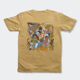 Remera color ocre con estampado de personas, plantas y paisajes en tonos pastel.