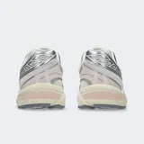 Championes Asics modelo Gel 1130, color blanco y plateado con detalles en negro, confeccionados con malla transpirable y revestimientos sintéticos, inspirados en el diseño de running de 2008 y equipados con tecnología GEL en el talón.