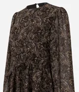Vestido corto de chiffon con estampado paisley en tonos marrones y detalles metalizados dorados. Presenta mangas largas con puños elásticos, cuello redondo y falda con caída fluida.