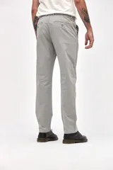 Pantalón chino de gabardina color gris, con corte slim, bolsillos laterales y pretina con elástico.