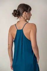 Vestido largo de seda en color azul petróleo, con escote en V, breteles finos y bolsillos laterales. Diseño holgado y fluido.