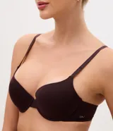 Soutien push-up de microfibra color bordó, con tirantes ajustables y copas moldeadas con relleno.