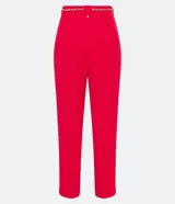 Pantalón zanahoria rojo de crepé con cintura alta, trabillas, pliegues, bolsillos y cinturón de cadena metalizada.