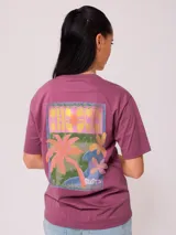 Remera manga corta color lila con estampado en el frente con la frase "The Sun Rusty". Corte holgado.
