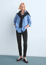 Jeans mom-fit de tiro alto con diseño crop, estilo de cinco bolsillos, cierre frontal de cremallera y botón, confeccionados en tejido confort con elasticidad.